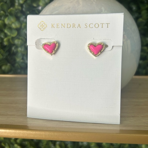 Kendra Scott 14K Gold Ari Pink Heart Stud Earrings Magenta Magnesite - Picture 2 of 5